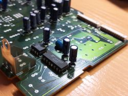 Zbliżenie na płytkę elektroniczną z elementami elektronicznymi