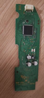 Zielona płytka drukowana z komponentami elektronicznymi na drewnianej powierzchni.