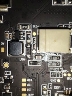 Płytka drukowana z elementami SMD oznaczonymi jako 620X, 2R40 i 1R58.