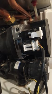 Elementy instalacji hydraulicznej z widocznymi złączami elektrycznymi.
