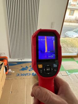 Termowizja grzejnika dekoracyjnego z maksymalną temperaturą 35,9°C.