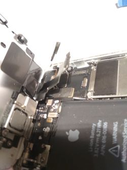 Jak wymienić wyświetlacz w iPhone SE? Jak wymienić wyświetlacz w iPhone SE?