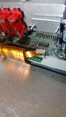 Nahaufnahme des Inneren eines Radios mit sichtbarer Hauptplatine und Kabeln.