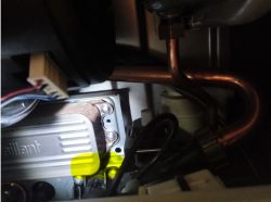 Vaillant Eco Tec Plus - po dolaniu wody do układu woda kapie z tyłu pieca