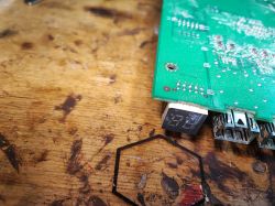 Fragment zielonej płytki PCB z widocznym dwucyfrowym wyświetlaczem 7-segmentowym i portami Ethernet.