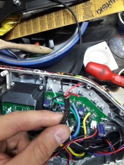 Jak połączyć 4 kabelki z 3 pinami ładowania w desce?