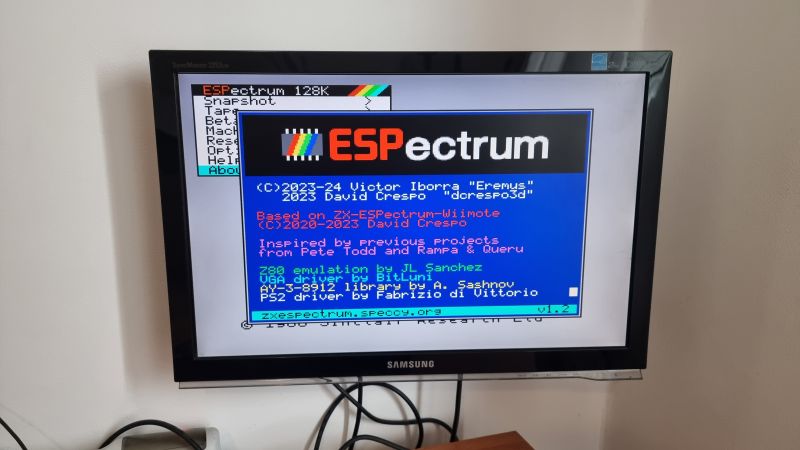 Fernseherdisplay mit laufendem ESpectrum-Emulator.