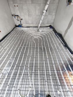 Ogrzewanie podłogowe 123 m² z LPG - termostaty, taktowanie i kocioł De Dietrich 19 kW