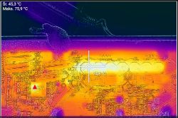 Termowizja soundbara z zaznaczeniem punktu o temperaturze 74,8°C