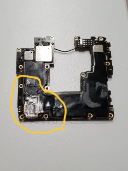 Płyta główna smartfona z uszkodzeniami oznaczonymi na żółto