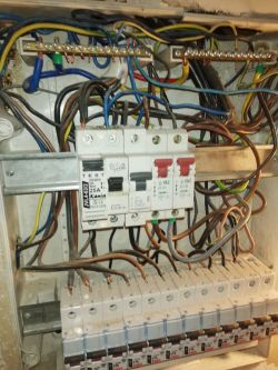 Zdjęcia najlepszych i najgorszych instalacji elektrycznych.