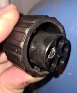 Zbliżenie uszkodzonego złącza elektrycznego.