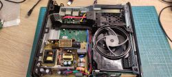 Wnętrze konsoli Xbox 360 Slim z widocznym zasilaczem własnej konstrukcji.