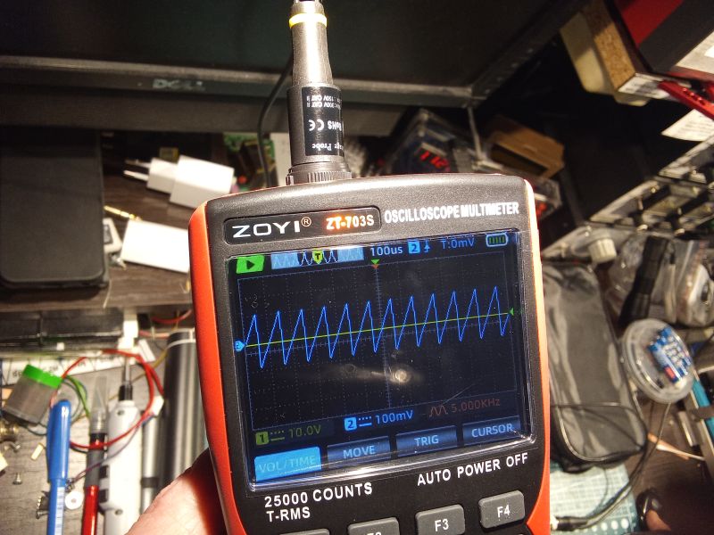 Oscyloskop ZOYI ZT-703S pokazujący sygnał o częstotliwości 5 kHz