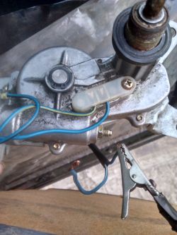 Daihatsu Feroza - Podłączenie silniczka tylnej wycieraczki