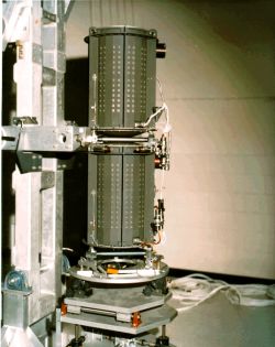 Izotopowy Generator Termoelektryczny podłączony do metalowej struktury.