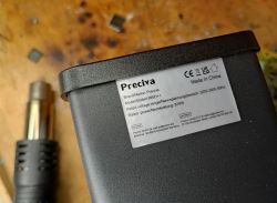 Stacja lutownicza Preciva 995D+ z etykietą z danymi technicznymi