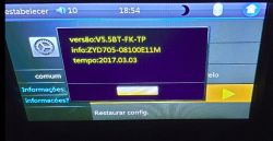Einstellungsbildschirm eines Autoradios mit Firmware-Versionsinformationen