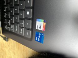 Zbliżenie na klawiaturę laptopa Acer Swift 3 z brakującym klawiszem strzałki w dół