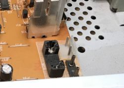Zbliżenie na fragment płytki PCB z miejscem na bezpiecznik.