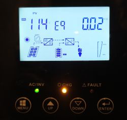 Na wyświetlaczu falownika VOLT SINUS PRO ULTRA 6000 widać komunikat E9 oraz napięcie z PV wynoszące 114V.