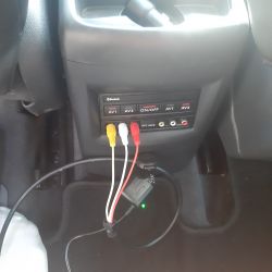 Jak uruchomić ekrany w zagłówkach w Peugeot 5008 z 2010 roku?