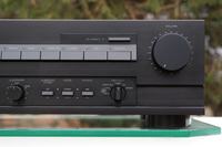 Czy Yamaha Ax-530 ma zabezpieczenie przed przegrzaniem przy wysokiej głośności?