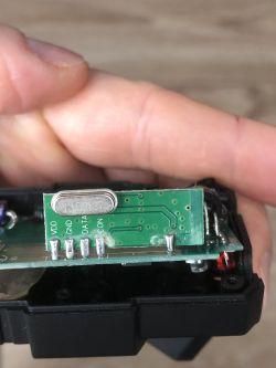 Miejsce podłączenia antenki w sygnalizatorze brań Prologic SMX MKII - instrukcje i zdjęcia