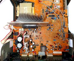 Wnętrze wieży Goldstar FR-606L z widoczną płytą główną i radiatorami