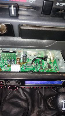 Wpisanie i potwierdzenie kodu PIN w radiu AMS CT412 - jak to zrobić?