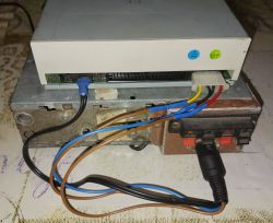 Przerobione radio z podłączonym napędem CD-ROM z przewodami i wtyczkami.