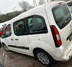 A white Citroën Berlingo parked in a snowy parking lot.