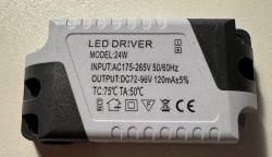Zbliżenie na obudowę LED drivera z nadrukiem parametrów: wejście 175–265 V AC, wyjście 72–96 V DC 120 mA