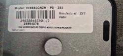 Etykieta z kodem kreskowym na metalowej obudowie; widoczny model VES550QNZH‑P2‑Z52