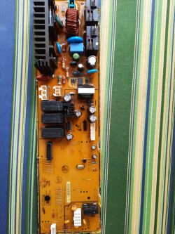 Płytka drukowana z elementami elektronicznymi na kolorowym tle.