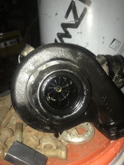 Jakie przyczyny uszkodzenia turbosprężarki w VW Crafter 2.5 TDI?