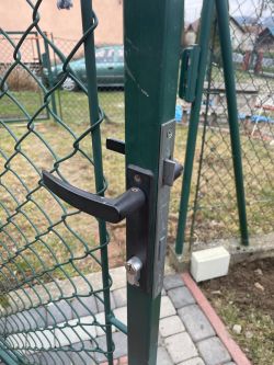 Bramka z zamontowaną klamką i zamkiem, przygotowana do instalacji elektrozaczepu.