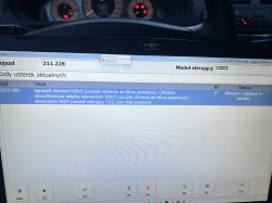 Laptop z komunikatem błędu systemu CDI3 Mercedesa W211, kod usterki 2025-008