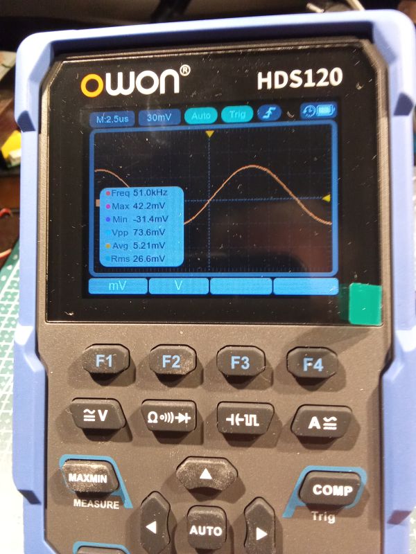 Przenośny oscyloskop OWON HDS120 pokazujący przebieg sinusoidalny 51 kHz