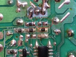 Zbliżenie na płytkę PCB z zaznaczonym rezystorem o wartości 51Ω.