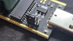 Zworka napięcia ustawiona na 3.3V na programatorze CH341A z widocznym portem USB