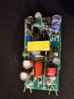 Sterownik lampek choinkowych z widocznymi kondensatorami i elementami elektronicznymi