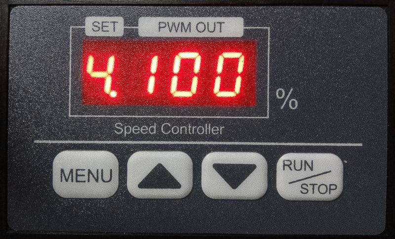 Panel sterownika prędkości PWM z czerwonym wyświetlaczem 4100% i przyciskami MENU, strzałki, RUN/STOP