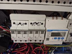 Sofar HYD 5KTL-3PH + BTS 5 kWh – falownik nie wraca automatycznie po zaniku prądu