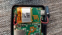 Rejestrator Navitel R250 DUAL - jak zmienić baterię?