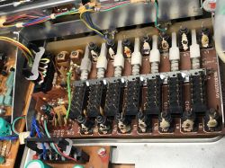Wnętrze tunera ZRK T-7010 z widocznymi elementami elektronicznymi i cewkami.