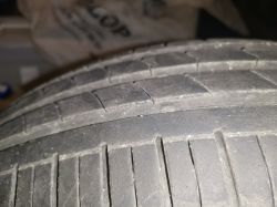 Czy letnie opony DOT 1518 z pęknięciem w środku nadają się do użytku?