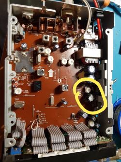 Wnętrze urządzenia elektronicznego z wyraźnie zaznaczonym obszarem problemowym.