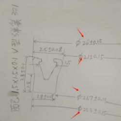 Rysunek techniczny uszczelki w kształcie litery V z wymiarami i tolerancjami.