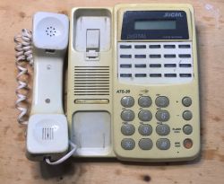 Wnętrze starego telefonu analogowego Slican ATS-20